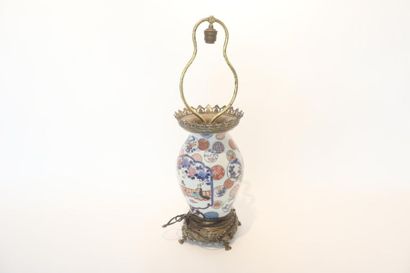 CHINE Vase monté en lampe, décor dans le goût du Japon d'émaux polychromes dits de...