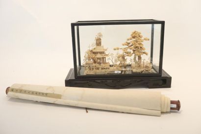 CHINE "Paysage lacustre", fin XXe, diorama de table en liège, vitrine de bois laqué,...