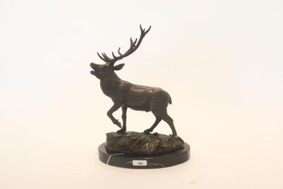ECOLE FRANCAISE "Cerf bramant", XXe, épreuve en bronze patiné, contresocle de marbre,...