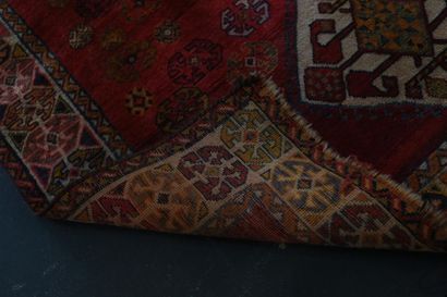 null Tapis persan de style Afshar à motifs géométriques sur champ vermillon, 230x150...