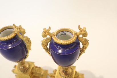 null Paire de cassolettes d'époque Napoléon III, fin XIXe, métal doré et porcelaine...