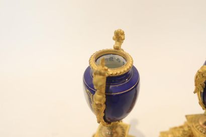 null Paire de cassolettes d'époque Napoléon III, fin XIXe, métal doré et porcelaine...