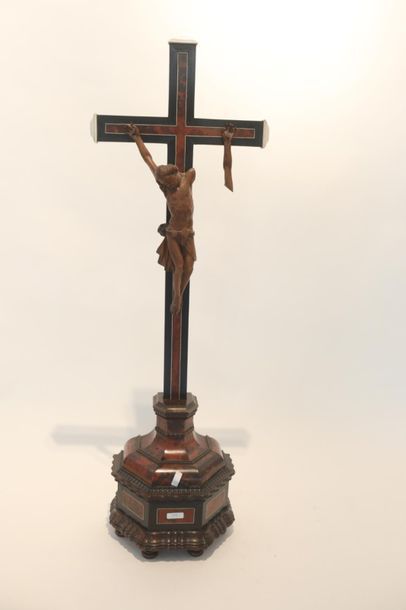 null Crucifix de style Baroque, XIXe, bois et placage à rehauts d'ivoire, h. 76,5...
