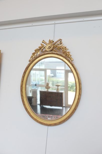 null Miroir ovale de style Louis XVI à trophée d'instruments de musique, XIX-XXe,...