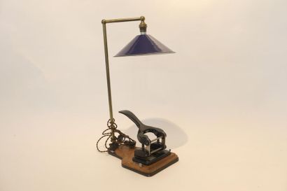 null Perforatrice montée en lampe, XXe, métal et bois, abat-jour émaillé, h. 51 cm...