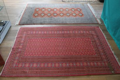 null Deux tapis turkmènes à motifs de göls, 206x126 cm env. et 182x126 cm env. [...