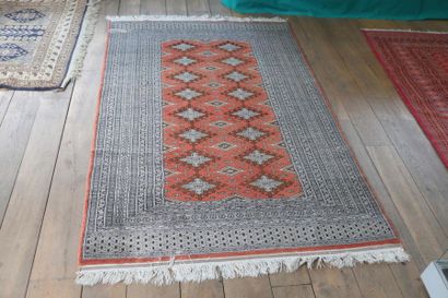 null Deux tapis turkmènes à motifs de göls, 206x126 cm env. et 182x126 cm env. [...