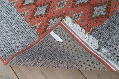 null Deux tapis turkmènes à motifs de göls, 206x126 cm env. et 182x126 cm env. [...