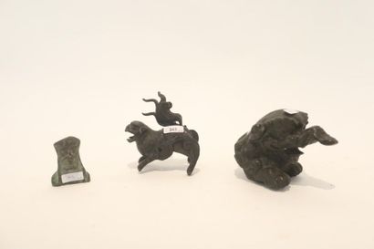 null Trois petits bronzes (dont un lion et une tête d'éléphant extrême-orientaux),...