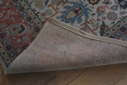 null Grand tapis à motifs persans polychromes sur champ ivoire, 296x201 cm env. ...