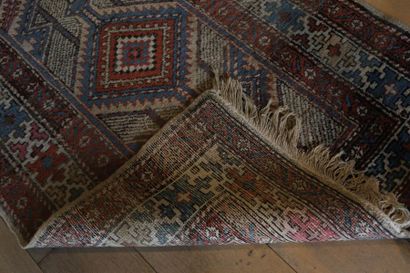 null Deux tapis persans de galerie à motifs stylisés, 330x86 cm env. et 165x48 cm...