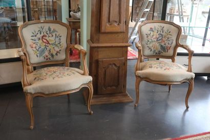 null Paire de fauteuils en cabriolet de style Louis XV, XXe, bois naturel mouluré,...