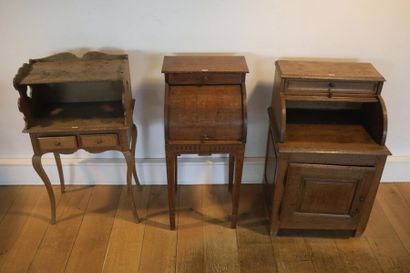 null Trois meubles de chevet dont deux à cylindre, XIXe, chêne, 83,5x48,5x29 cm,...