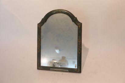 null Petit miroir cintré, XXe, bois à décor laqué or sur fond vert, 47x35 cm [altérations...
