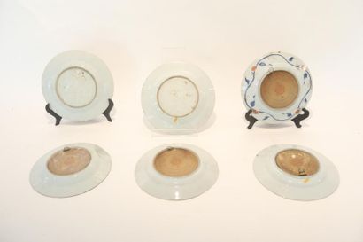 CHINE Six assiettes à divers décors d'émaux polychromes dits de la famille rose,...