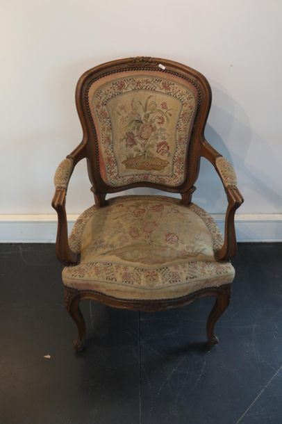 null Fauteuil en cabriolet de style Louis XV, fin XIXe, chêne patiné mouluré et sculpté,...