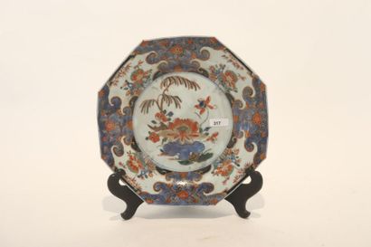 CHINE Assiette octogonale à décor Imari et d'émaux polychromes dits de la famille...