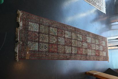 null Deux tapis persans Ghom (de galerie Kheshti et de prière), 275x67 cm env. et...