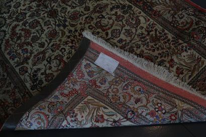 null Deux tapis persans Ghom (de galerie Kheshti et de prière), 275x67 cm env. et...