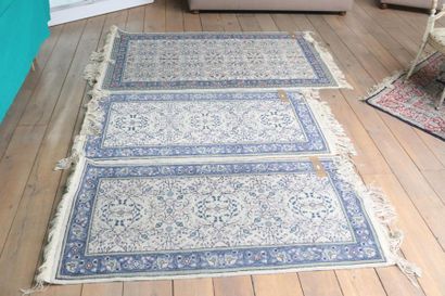 Trois petits tapis tunisiens (dont une paire)...