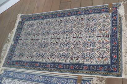 null Trois petits tapis tunisiens (dont une paire) à motifs floraux stylisés sur...