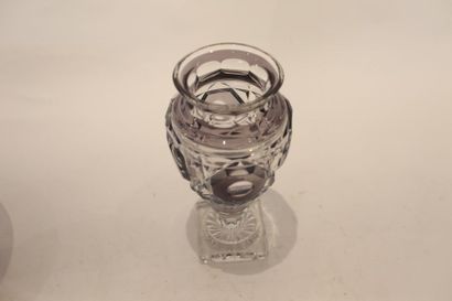 VAL-SAINT-LAMBERT Vase en balustre, XXe, cristal doublé améthyste et taillé, marqué...