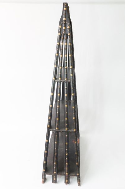 INDE Etagère en faisceau, XX-XXIe, bois patiné à rehauts métalliques, 181x100x42...