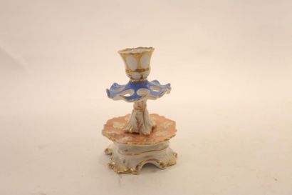 null Porte-cigares, XIXe, porcelaine émaillée, h. 18 cm [usures à l'or].