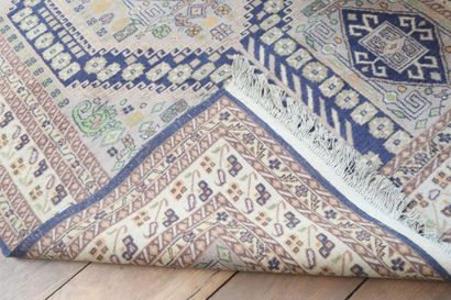 null Deux tapis persans à motifs géométriques, 204x124 cm env. et 174x104 cm env....
