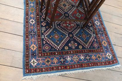 null Deux tapis persans à motifs géométriques, 204x124 cm env. et 174x104 cm env....