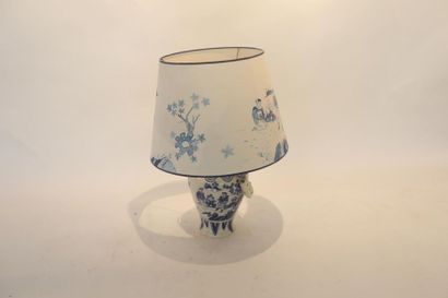 DELFT Vase à décor en camaïeu bleu dans le goût de la Chine monté en lampe, XXe,...