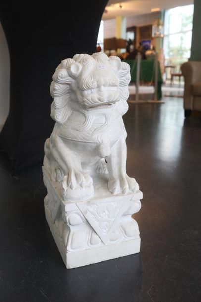 CHINE Paire de lions-gardiens, XXe, marbre sculpté, h. 62 cm.