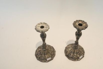 Ypres Paire de flambeaux d'époque Louis XV, mi-XVIIIe, argent ciselé, poinçons, h....