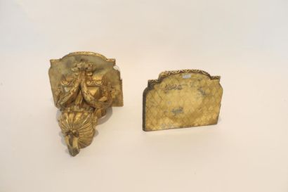 null Paire de culs-de-lampe de style Louis XVI, XIXe, bois stuqué et doré richement...