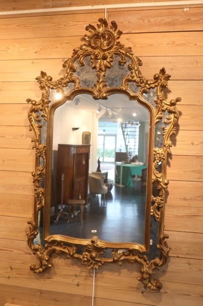 null Miroir Rocaille à parcloses, XXe, bois stuqué et doré richement sculpté, 136x83...