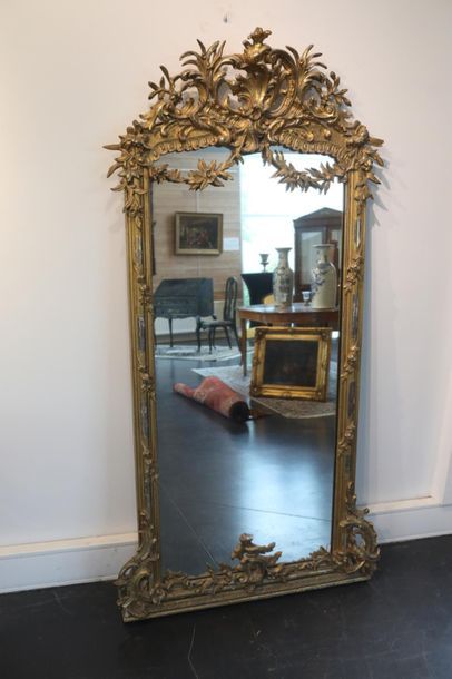 null Miroir Rocaille, fin XIXe, bois stuqué et doré richement sculpté, 179x93 cm...