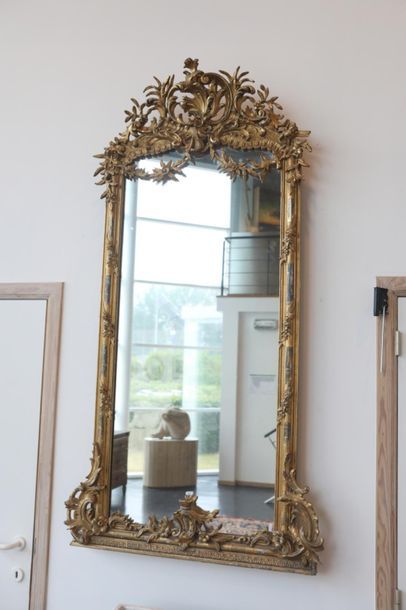 null Miroir Rocaille, fin XIXe, bois stuqué et doré richement sculpté, 179x93 cm...