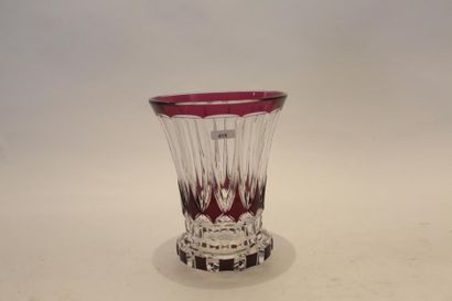 VAL-SAINT-LAMBERT Vase de forme dite jasmin, XXe, cristal doublé et taillé, h. 20...