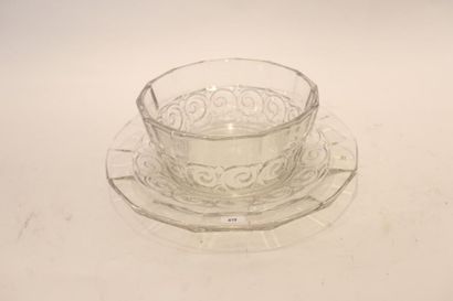 LUXVAL [VAL-SAINT-LAMBERT] Coupe et son présentoir, XXe, verre pressé-moulé, d. 22,5/33,5...