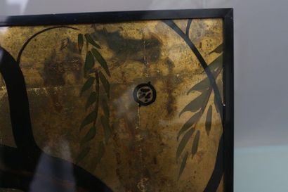 KERROS "Canards", XXe, peinture sous verre à fond or dans le goût extrême-oriental,...