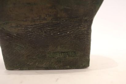 Ecole Belge "Buste de garçon", mi-XXe, terracotta patinée façon bronze, signature...