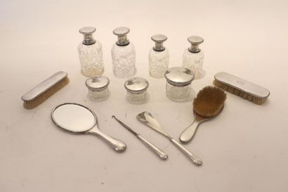 null Nécessaire de toilette orné d'un chiffre, début XXe, verre taillé et argent,...