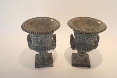 null Paire de vases en cratère, XIX-XXe, métal moulé, h. 36 cm.