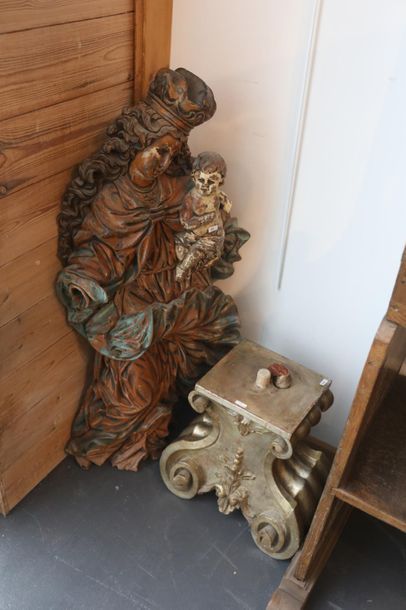 null "Vierge à l'Enfant", groupe d'applique en bois sculpté et polychromé dans le...