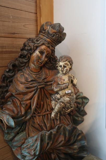 null "Vierge à l'Enfant", groupe d'applique en bois sculpté et polychromé dans le...