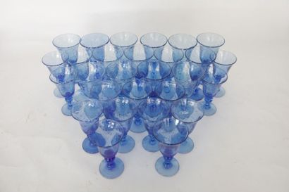 null Partie de service, XXe, verre bleuté à bulles, trente-sept pièces [fêlures]...