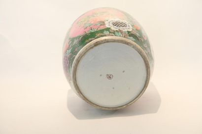 JAPON Grand cache-pot à riche décor dans le goût de la Chine d'émaux polychromes...