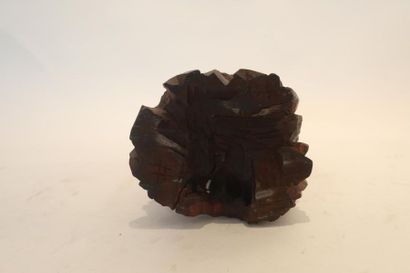 CHINE "Immortel", XXe, groupe en bois sculpté à légère patine, h. 44 cm [fentes]...