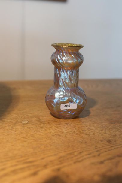 null Petit vase d'époque Art nouveau dans le goût de Loetz, circa 1900, verre irisé...