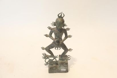 ASIE "Divinité", XXe, sujet en métal patiné, h. 36,5 cm.
